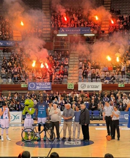 Ceremonia en el pabellón de baloncesto con una bicicleta en la cancha