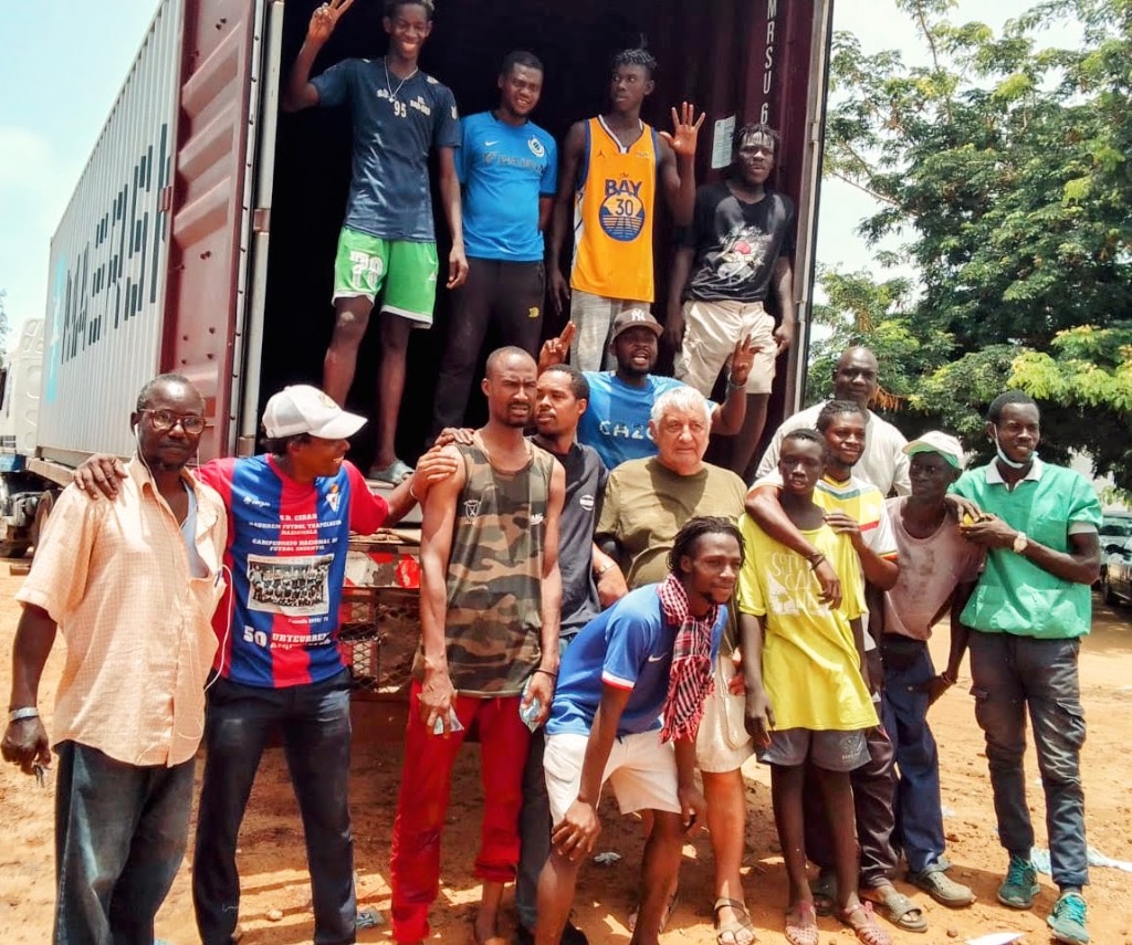 Équipe locale devant le conteneur au Sénégal