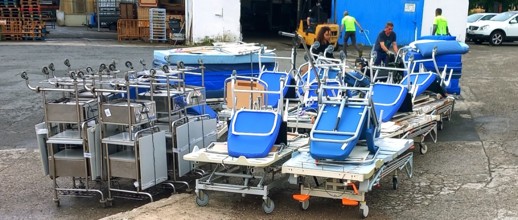 Lits d'hôpital prêts pour le transport