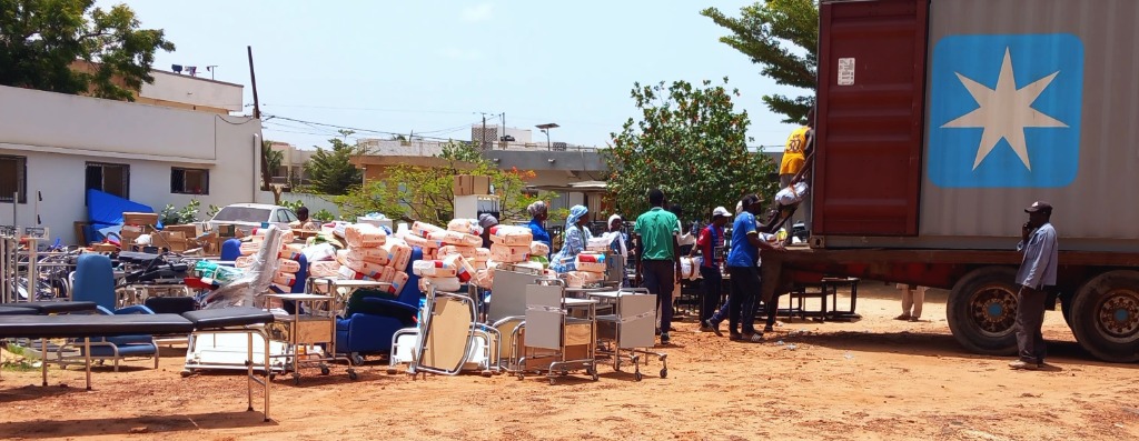 Déchargement de matériel médical au Sénégal