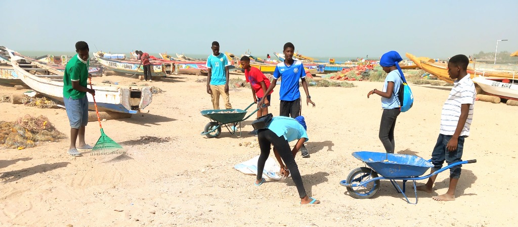 Les élèves nettoient la plage